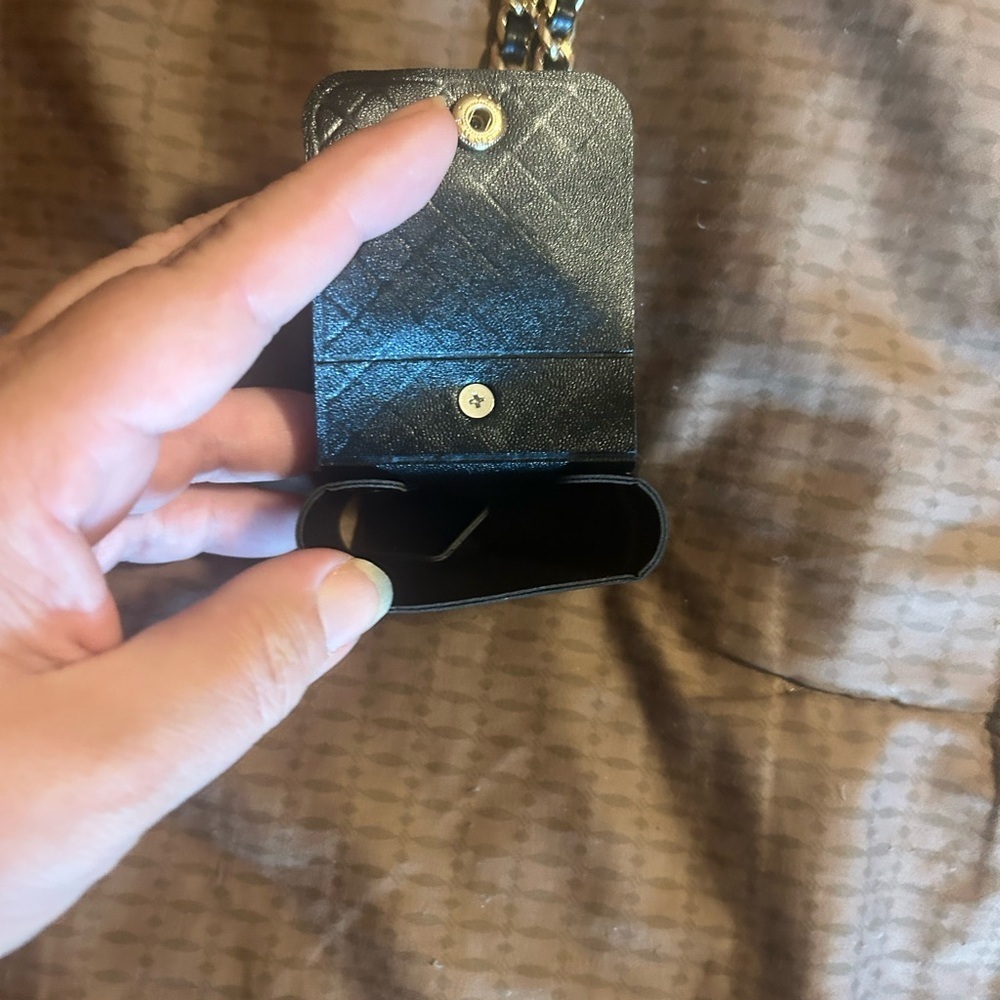 Elegant Black Key Holder with Gold Accents - Picture 4 of 4